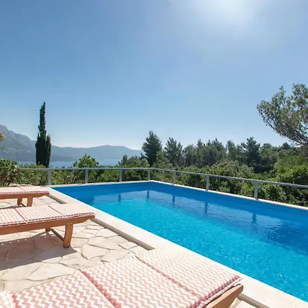 Three-bedroom In Zrnovo