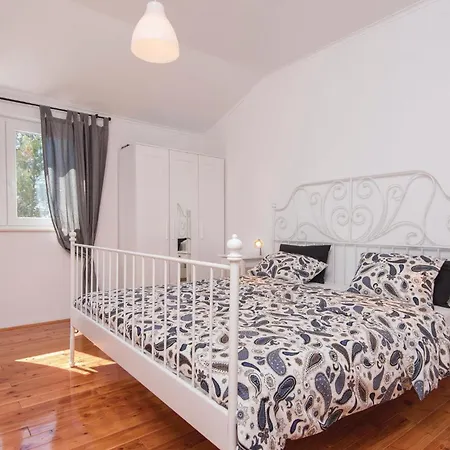Three-bedroom In * Zrnovo