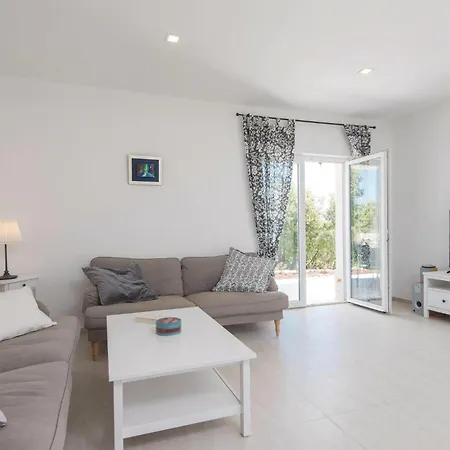 Three-bedroom In * Zrnovo