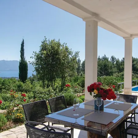 Сasa de vacaciones Three-bedroom In