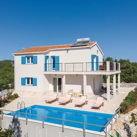 Three-bedroom In Zrnovo